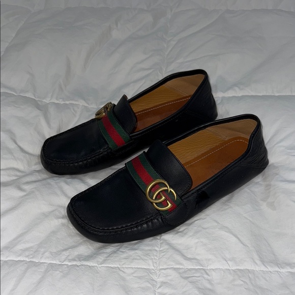 Gucci Black and Green Loafers with Signature Design - Picture 3 of 8